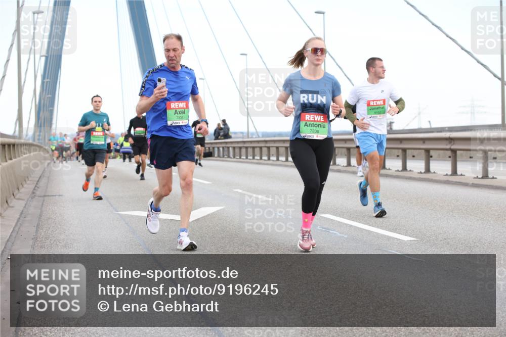 03.10.2025 - Köhlbrandbrückenlauf Lena Gebhardt http://msf.ph/oto/9196245 03.10.2025 15:25:44 Position 1 7333, 2024, 7336, 9102 meine-sportfotos.de