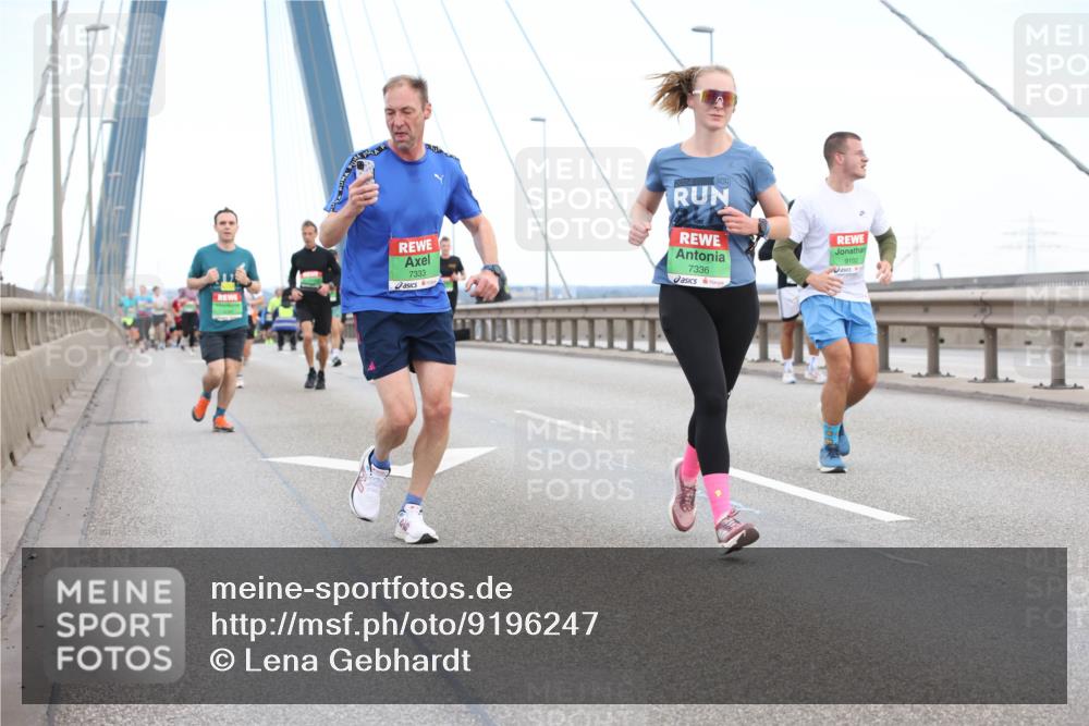 03.10.2025 - Köhlbrandbrückenlauf Lena Gebhardt http://msf.ph/oto/9196247 03.10.2025 15:25:44 Position 1 7333, 2024, 7336, 9102 meine-sportfotos.de