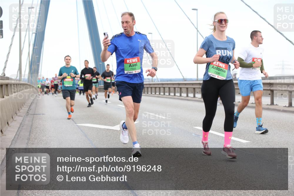 03.10.2025 - Köhlbrandbrückenlauf Lena Gebhardt http://msf.ph/oto/9196248 03.10.2025 15:25:44 Position 1 7333, 2024, 7336 meine-sportfotos.de