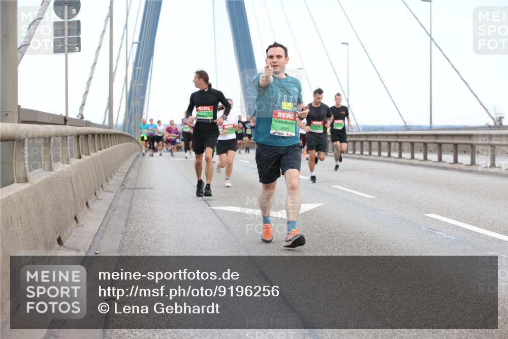 03.10.2025 - Köhlbrandbrückenlauf Lena Gebhardt http://msf.ph/oto/9196256 03.10.2025 15:25:46 Position 1 2, 02, 9090 meine-sportfotos.de