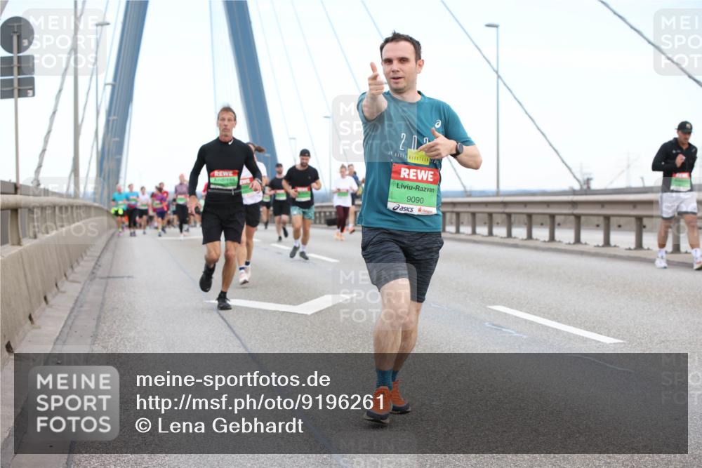 03.10.2025 - Köhlbrandbrückenlauf Lena Gebhardt http://msf.ph/oto/9196261 03.10.2025 15:25:47 Position 1 2, 02, 9090 meine-sportfotos.de