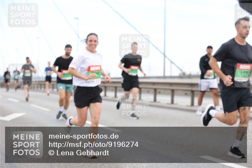 03.10.2025 - Köhlbrandbrückenlauf Lena Gebhardt http://msf.ph/oto/9196274 03.10.2025 15:25:50 Position 1  meine-sportfotos.de