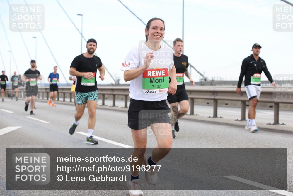 03.10.2025 - Köhlbrandbrückenlauf Lena Gebhardt http://msf.ph/oto/9196277 03.10.2025 15:25:51 Position 1 7437 meine-sportfotos.de