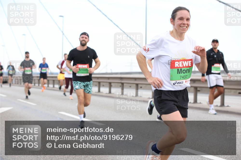 03.10.2025 - Köhlbrandbrückenlauf Lena Gebhardt http://msf.ph/oto/9196279 03.10.2025 15:25:51 Position 1 7437 meine-sportfotos.de