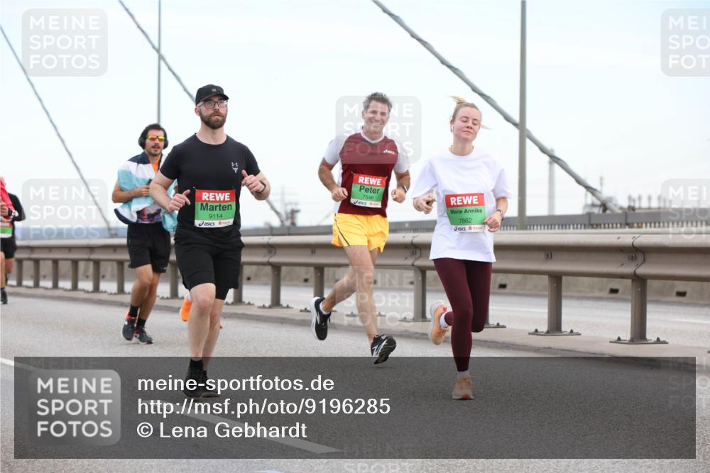 03.10.2025 - Köhlbrandbrückenlauf Lena Gebhardt http://msf.ph/oto/9196285 03.10.2025 15:25:53 Position 1 9114, 7546, 7862 meine-sportfotos.de