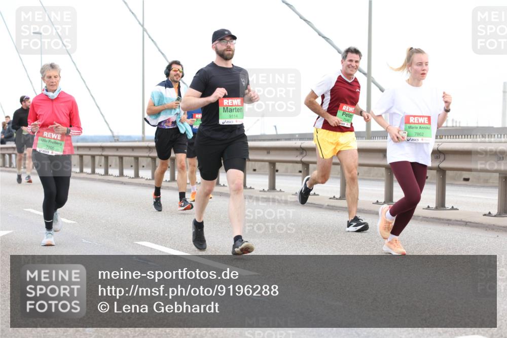 03.10.2025 - Köhlbrandbrückenlauf Lena Gebhardt http://msf.ph/oto/9196288 03.10.2025 15:25:53 Position 1 7205, 9114, 7546, 7862 meine-sportfotos.de