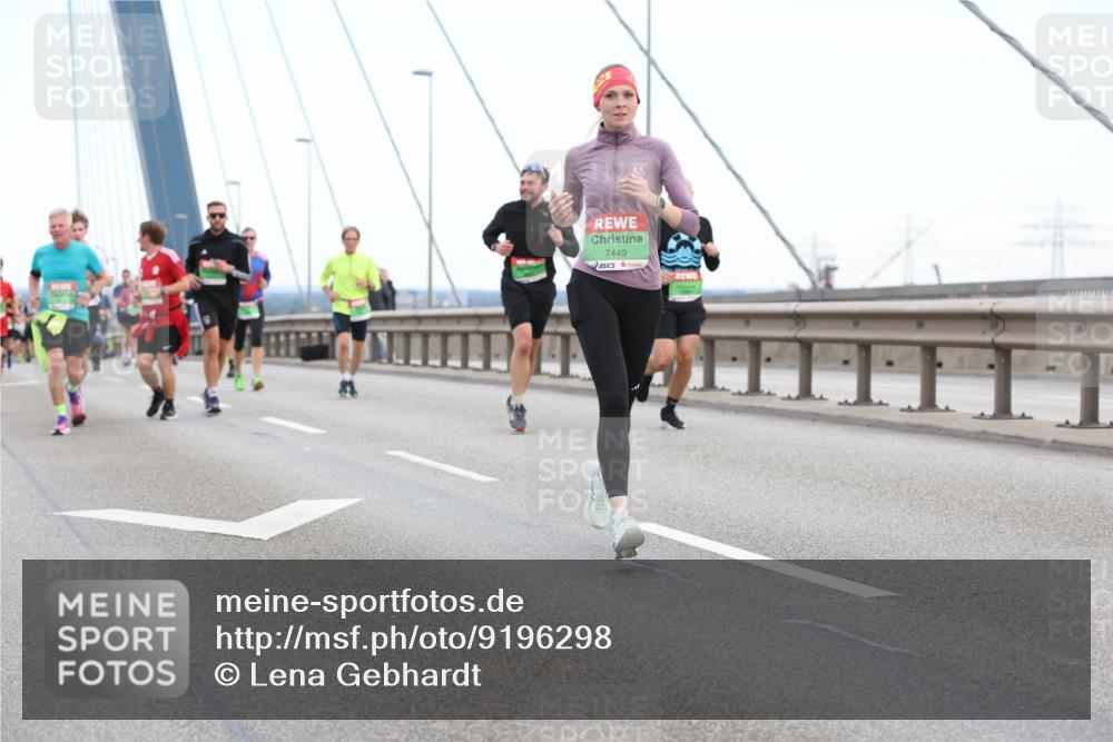 03.10.2025 - Köhlbrandbrückenlauf Lena Gebhardt http://msf.ph/oto/9196298 03.10.2025 15:25:56 Position 1 7449 meine-sportfotos.de