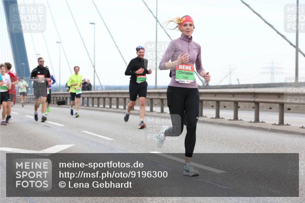 03.10.2025 - Köhlbrandbrückenlauf Lena Gebhardt http://msf.ph/oto/9196300 03.10.2025 15:25:56 Position 1 7449 meine-sportfotos.de