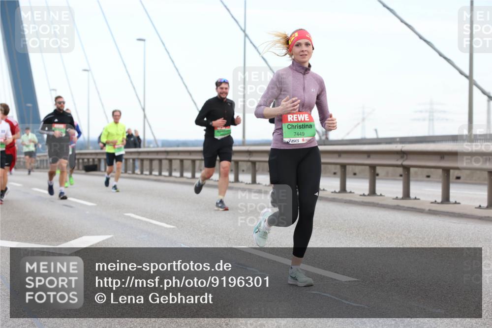 03.10.2025 - Köhlbrandbrückenlauf Lena Gebhardt http://msf.ph/oto/9196301 03.10.2025 15:25:56 Position 1 7449 meine-sportfotos.de