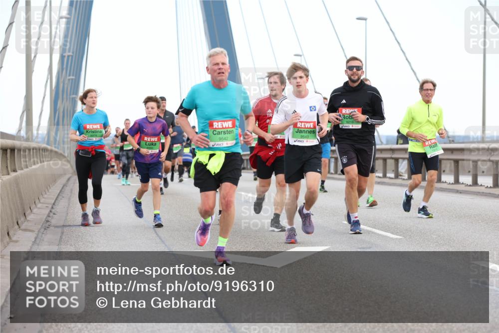 03.10.2025 - Köhlbrandbrückenlauf Lena Gebhardt http://msf.ph/oto/9196310 03.10.2025 15:25:59 Position 1 8979, 8980, 9542, 9543, 9216, 7311 meine-sportfotos.de
