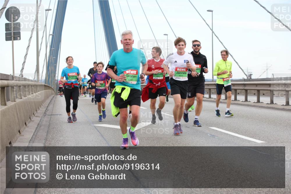 03.10.2025 - Köhlbrandbrückenlauf Lena Gebhardt http://msf.ph/oto/9196314 03.10.2025 15:26:00 Position 1 9542, 9543 meine-sportfotos.de