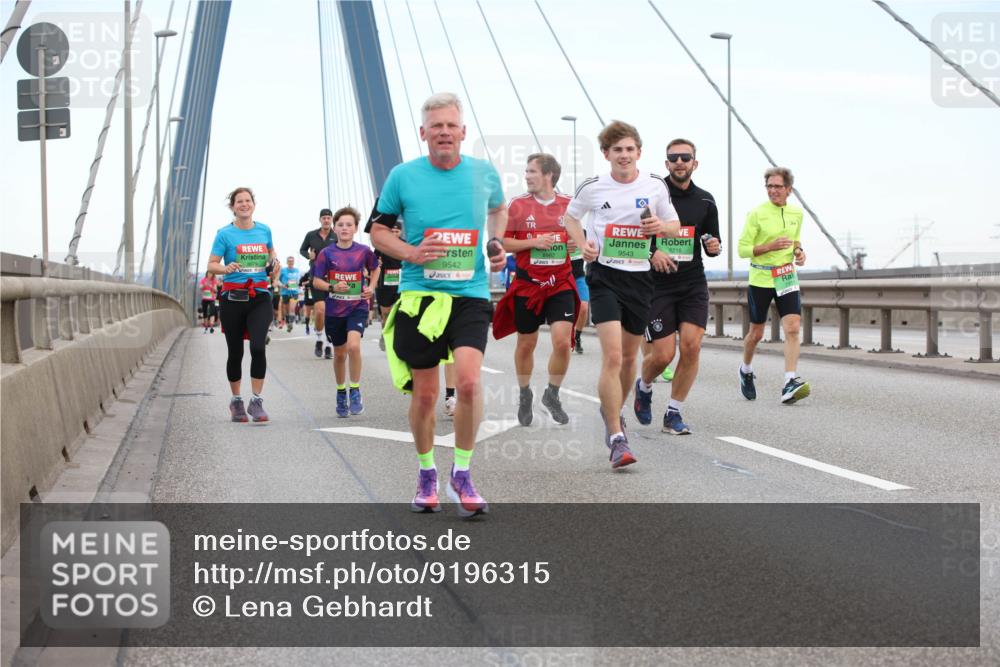 03.10.2025 - Köhlbrandbrückenlauf Lena Gebhardt http://msf.ph/oto/9196315 03.10.2025 15:26:01 Position 1 8979, 9542, 9543, 9216 meine-sportfotos.de