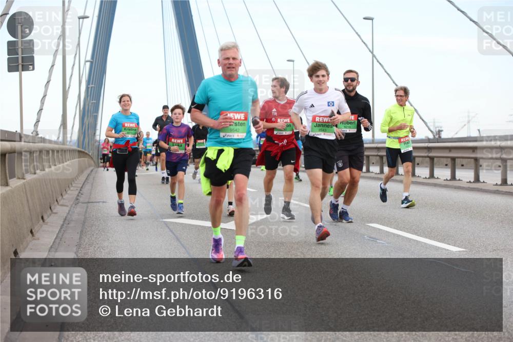 03.10.2025 - Köhlbrandbrückenlauf Lena Gebhardt http://msf.ph/oto/9196316 03.10.2025 15:26:01 Position 1 8979, 9542, 9543, 9216 meine-sportfotos.de