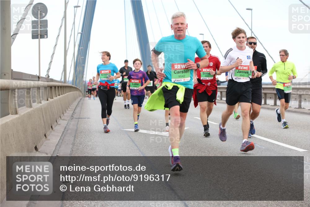 03.10.2025 - Köhlbrandbrückenlauf Lena Gebhardt http://msf.ph/oto/9196317 03.10.2025 15:26:01 Position 1 897, 9542, 9543 meine-sportfotos.de