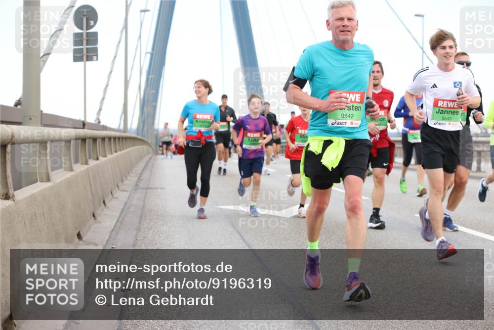 03.10.2025 - Köhlbrandbrückenlauf Lena Gebhardt http://msf.ph/oto/9196319 03.10.2025 15:26:01 Position 1 9542, 9543 meine-sportfotos.de