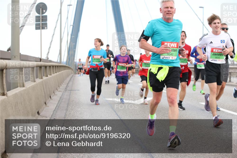 03.10.2025 - Köhlbrandbrückenlauf Lena Gebhardt http://msf.ph/oto/9196320 03.10.2025 15:26:01 Position 1 9542, 9543 meine-sportfotos.de