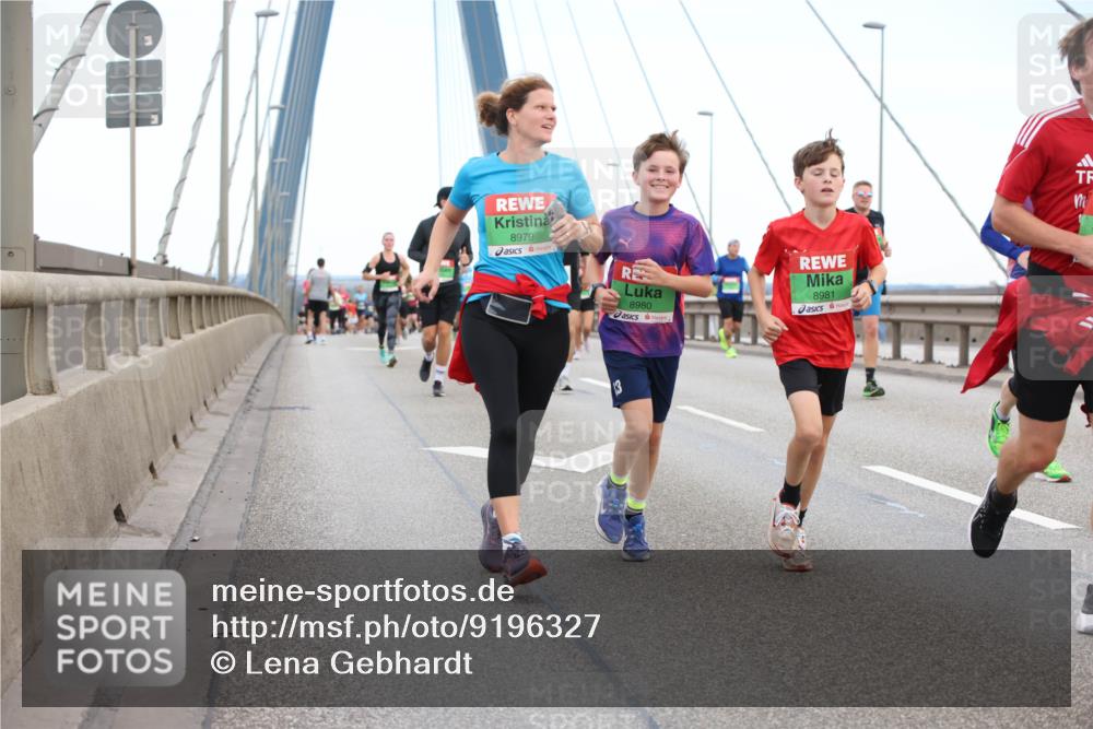 03.10.2025 - Köhlbrandbrückenlauf Lena Gebhardt http://msf.ph/oto/9196327 03.10.2025 15:26:03 Position 1 8979, 8980, 8981 meine-sportfotos.de