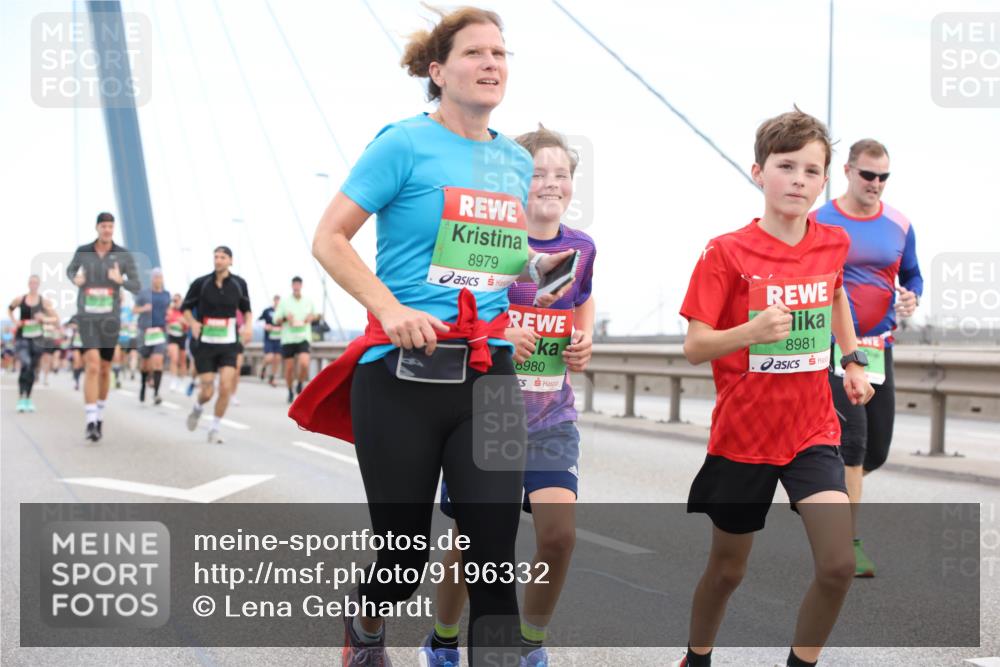 03.10.2025 - Köhlbrandbrückenlauf Lena Gebhardt http://msf.ph/oto/9196332 03.10.2025 15:26:04 Position 1 8979, 8980, 8981 meine-sportfotos.de