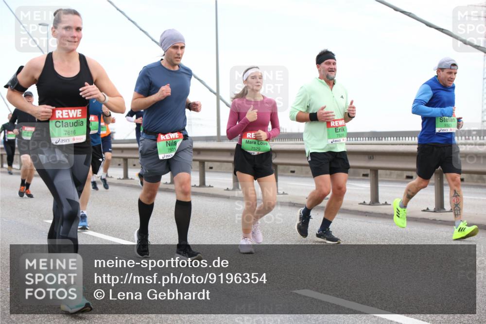 03.10.2025 - Köhlbrandbrückenlauf Lena Gebhardt http://msf.ph/oto/9196354 03.10.2025 15:26:11 Position 1 7616, 7501, 7529, 7528, 9323 meine-sportfotos.de