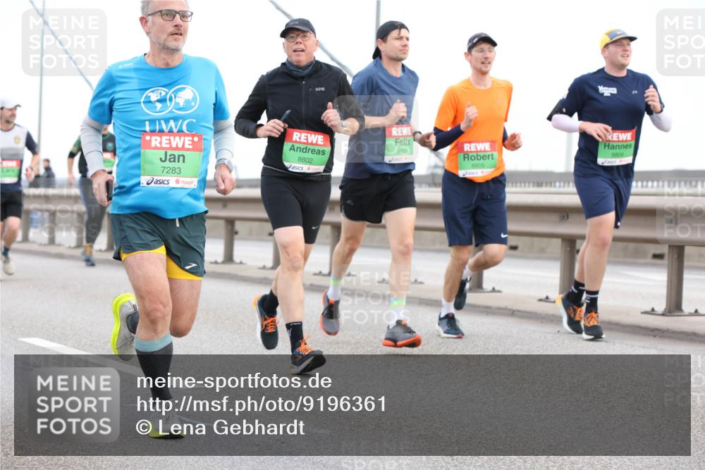 03.10.2025 - Köhlbrandbrückenlauf Lena Gebhardt http://msf.ph/oto/9196361 03.10.2025 15:26:13 Position 1 8802, 8803, 8804, 7283, 8805 meine-sportfotos.de