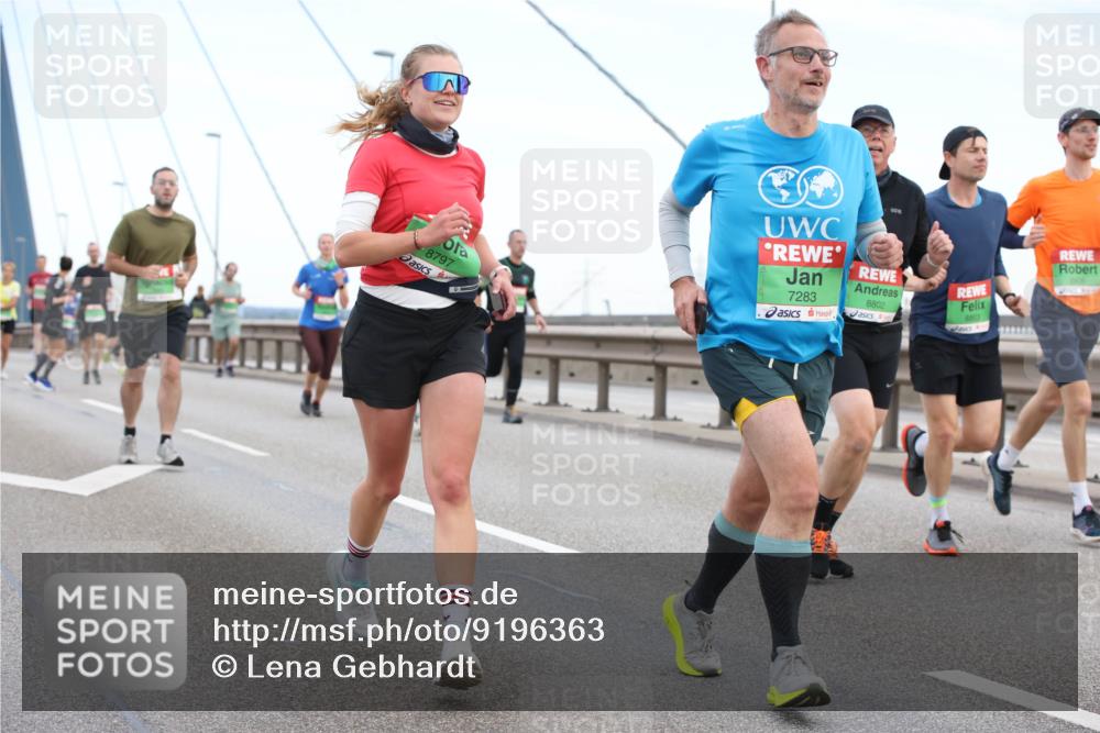03.10.2025 - Köhlbrandbrückenlauf Lena Gebhardt http://msf.ph/oto/9196363 03.10.2025 15:26:13 Position 1 8797, 7283, 8802 meine-sportfotos.de