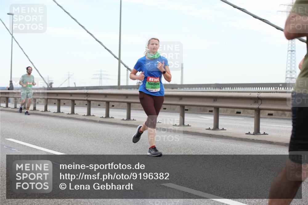 03.10.2025 - Köhlbrandbrückenlauf Lena Gebhardt http://msf.ph/oto/9196382 03.10.2025 15:26:17 Position 1 9601 meine-sportfotos.de