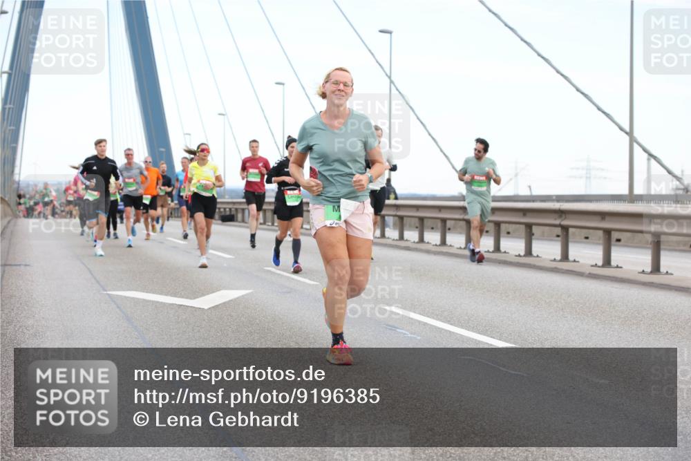 03.10.2025 - Köhlbrandbrückenlauf Lena Gebhardt http://msf.ph/oto/9196385 03.10.2025 15:26:18 Position 1  meine-sportfotos.de