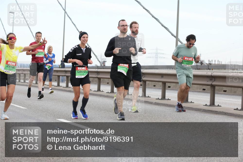 03.10.2025 - Köhlbrandbrückenlauf Lena Gebhardt http://msf.ph/oto/9196391 03.10.2025 15:26:20 Position 1 7217, 7310, 7303, 7270 meine-sportfotos.de