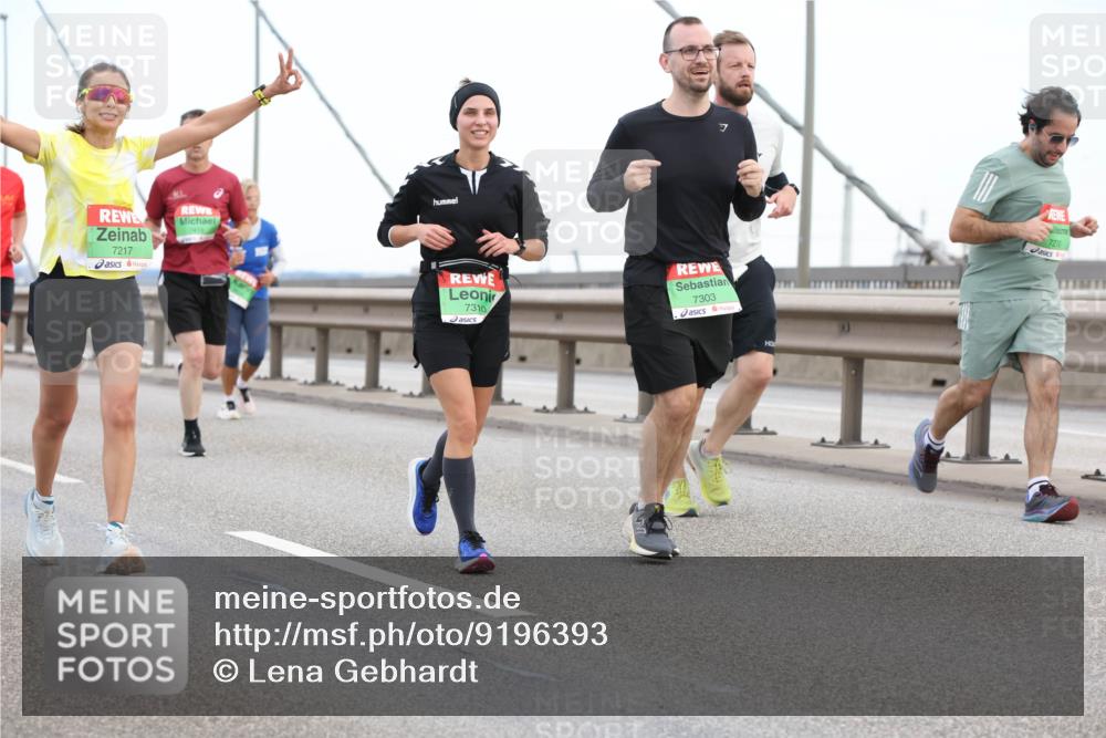03.10.2025 - Köhlbrandbrückenlauf Lena Gebhardt http://msf.ph/oto/9196393 03.10.2025 15:26:20 Position 1 7217, 7310, 7303 meine-sportfotos.de