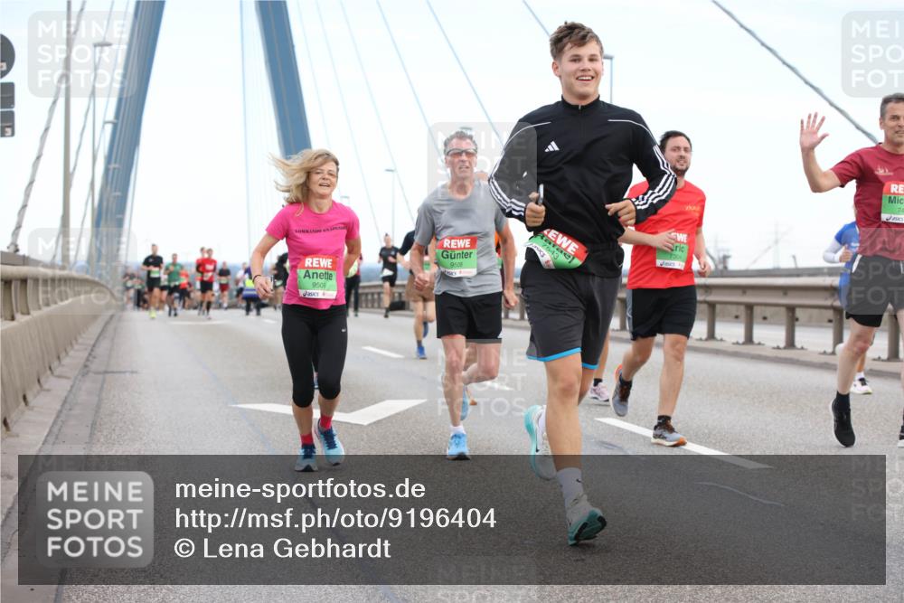 03.10.2025 - Köhlbrandbrückenlauf Lena Gebhardt http://msf.ph/oto/9196404 03.10.2025 15:26:23 Position 1 9509, 9508, 7543, 7304 meine-sportfotos.de