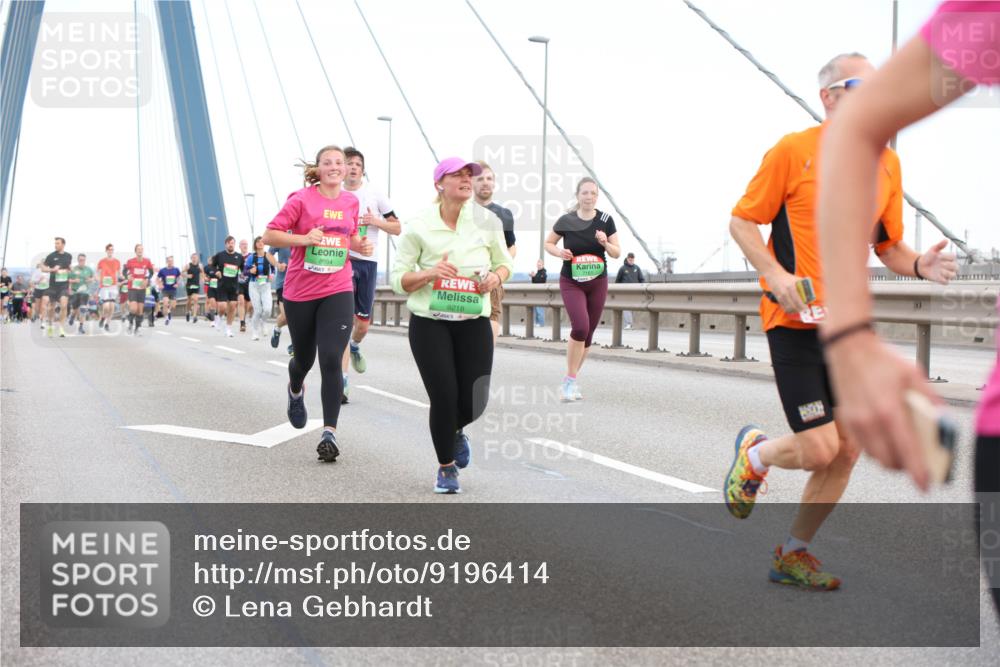 03.10.2025 - Köhlbrandbrückenlauf Lena Gebhardt http://msf.ph/oto/9196414 03.10.2025 15:26:25 Position 1 8984, 9218 meine-sportfotos.de