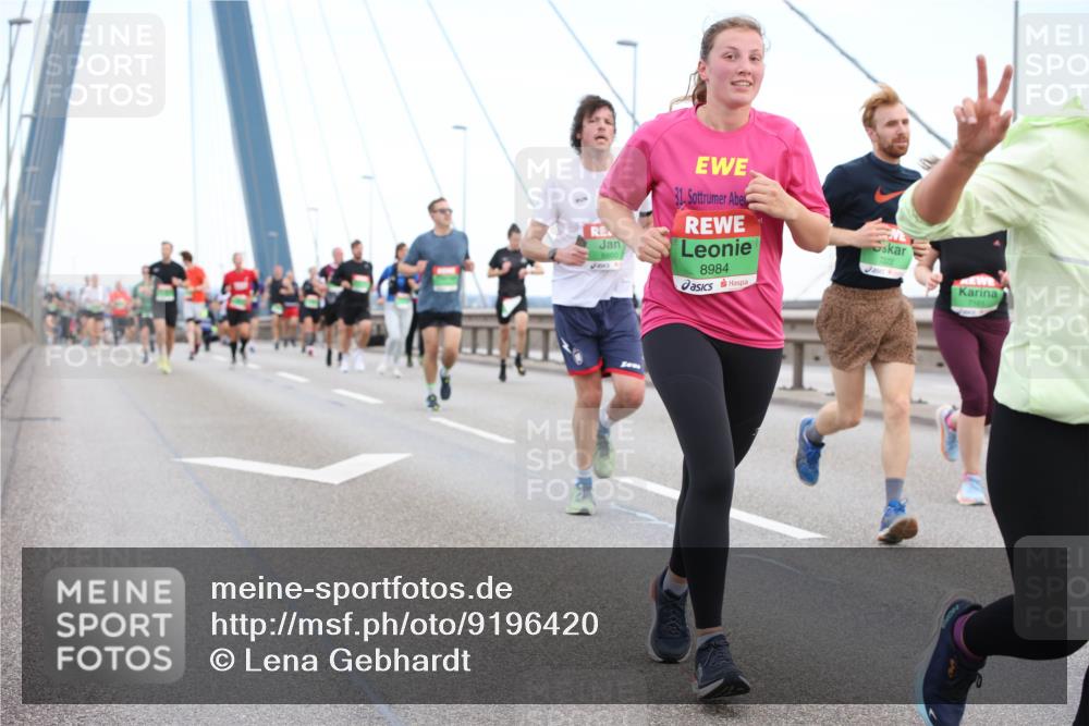 03.10.2025 - Köhlbrandbrückenlauf Lena Gebhardt http://msf.ph/oto/9196420 03.10.2025 15:26:27 Position 1 8860, 31, 8984, 7222 meine-sportfotos.de