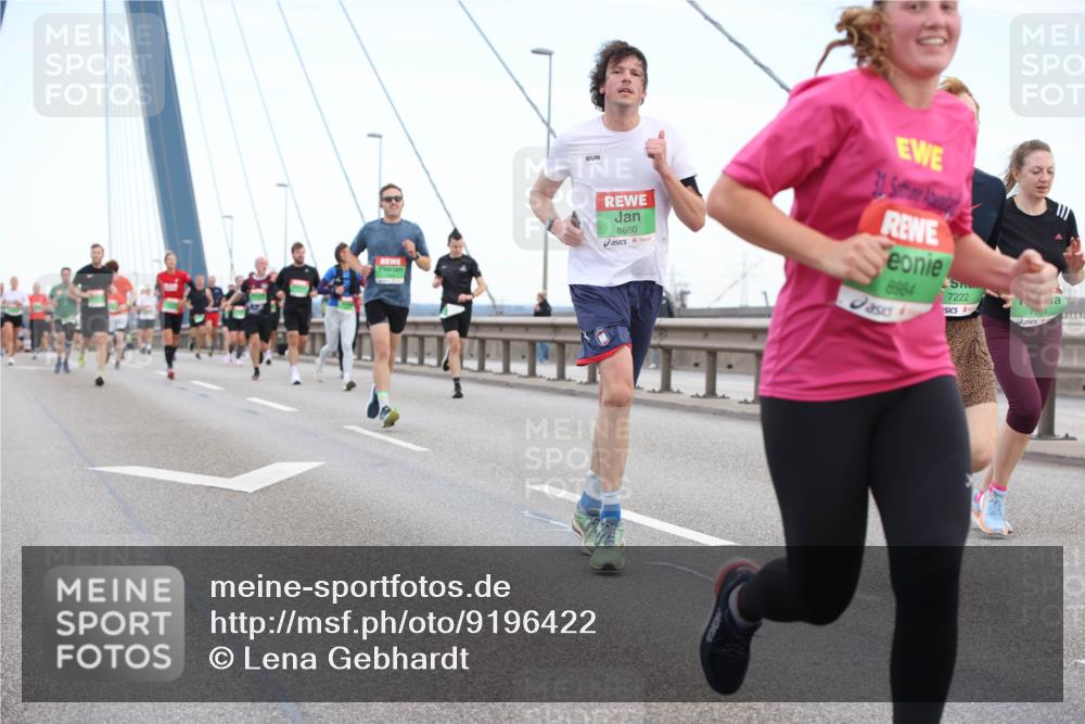 03.10.2025 - Köhlbrandbrückenlauf Lena Gebhardt http://msf.ph/oto/9196422 03.10.2025 15:26:27 Position 1 8860, 31, 8964, 7222, 7101 meine-sportfotos.de