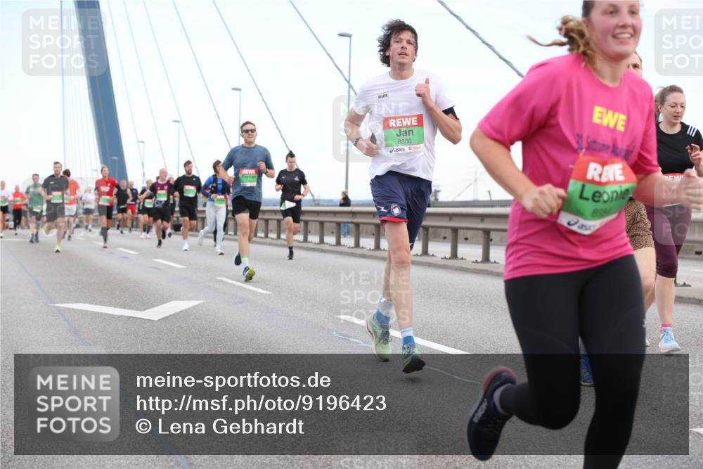 03.10.2025 - Köhlbrandbrückenlauf Lena Gebhardt http://msf.ph/oto/9196423 03.10.2025 15:26:27 Position 1 8860 meine-sportfotos.de