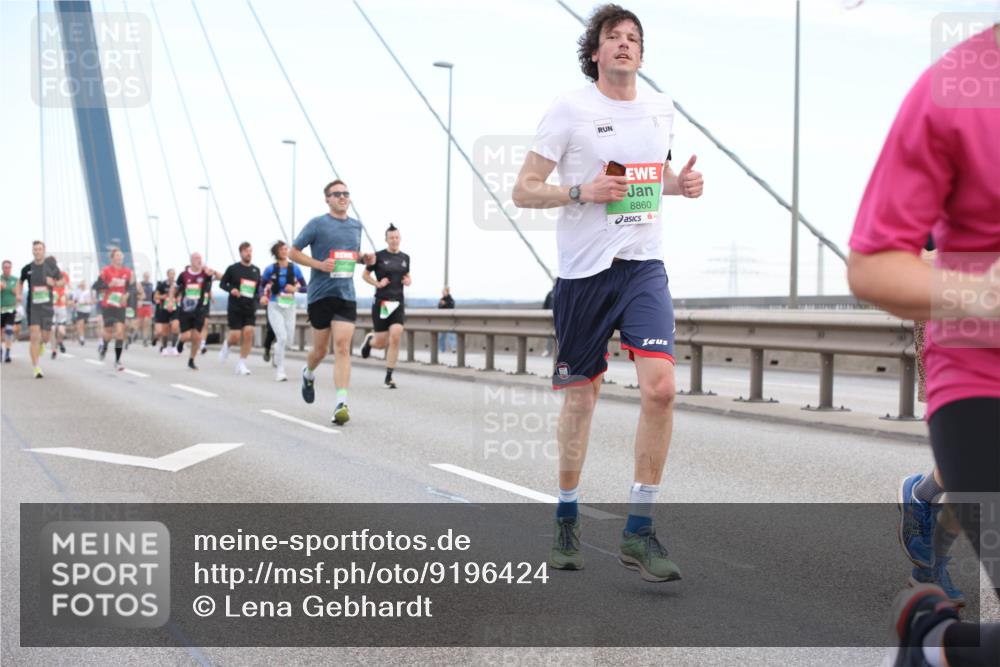 03.10.2025 - Köhlbrandbrückenlauf Lena Gebhardt http://msf.ph/oto/9196424 03.10.2025 15:26:28 Position 1 8860 meine-sportfotos.de
