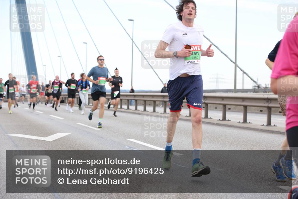03.10.2025 - Köhlbrandbrückenlauf Lena Gebhardt http://msf.ph/oto/9196425 03.10.2025 15:26:28 Position 1 8860 meine-sportfotos.de