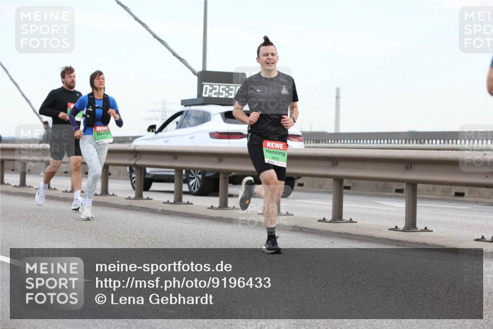 03.10.2025 - Köhlbrandbrückenlauf Lena Gebhardt http://msf.ph/oto/9196433 03.10.2025 15:26:31 Position 1 0, 25, 3, 8855 meine-sportfotos.de