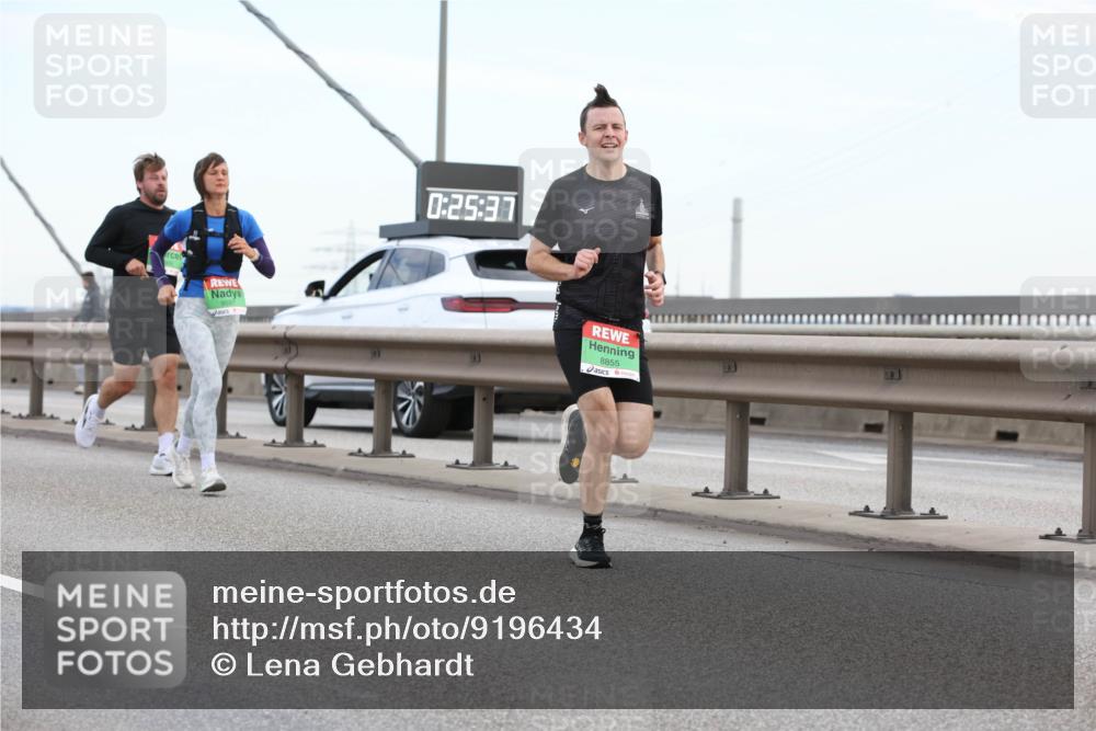 03.10.2025 - Köhlbrandbrückenlauf Lena Gebhardt http://msf.ph/oto/9196434 03.10.2025 15:26:31 Position 1 0, 25, 37, 8855 meine-sportfotos.de