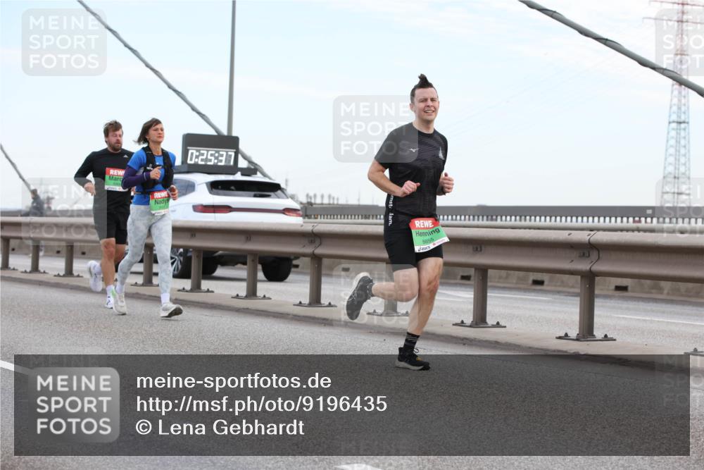 03.10.2025 - Köhlbrandbrückenlauf Lena Gebhardt http://msf.ph/oto/9196435 03.10.2025 15:26:31 Position 1 0, 25, 37, 8855, 130 meine-sportfotos.de