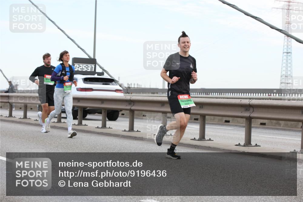 03.10.2025 - Köhlbrandbrückenlauf Lena Gebhardt http://msf.ph/oto/9196436 03.10.2025 15:26:32 Position 1 0, 25, 37, 8855 meine-sportfotos.de