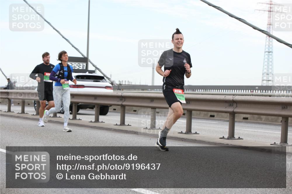 03.10.2025 - Köhlbrandbrückenlauf Lena Gebhardt http://msf.ph/oto/9196437 03.10.2025 15:26:32 Position 1 5837, 955 meine-sportfotos.de