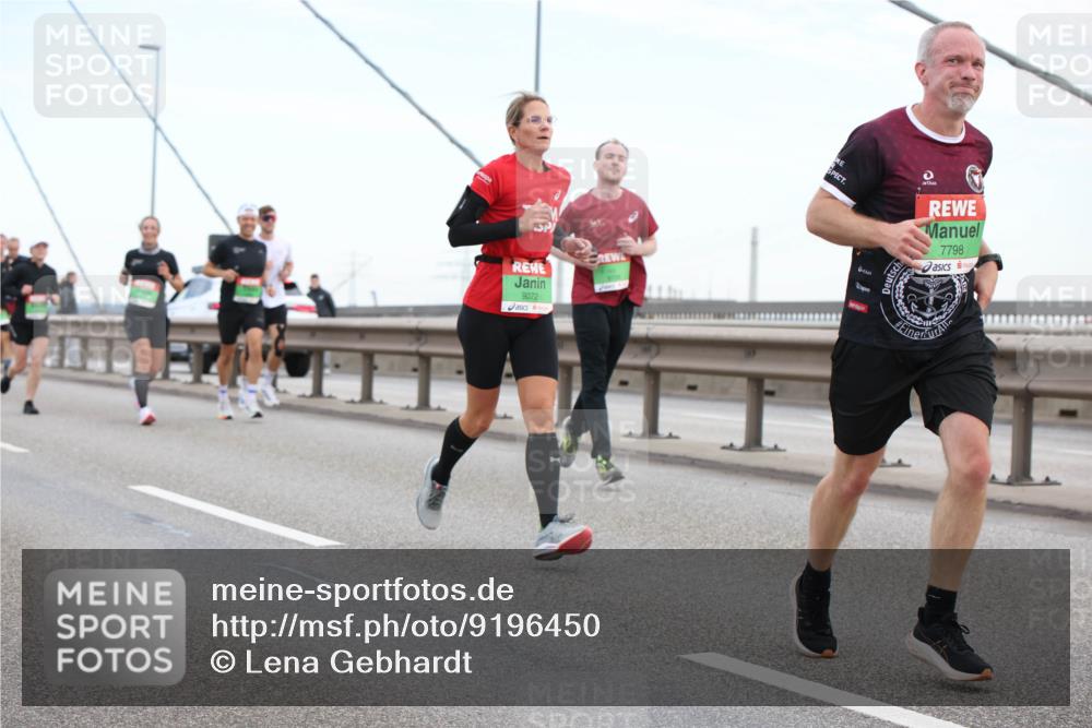 03.10.2025 - Köhlbrandbrückenlauf Lena Gebhardt http://msf.ph/oto/9196450 03.10.2025 15:26:35 Position 1 9072, 7798 meine-sportfotos.de