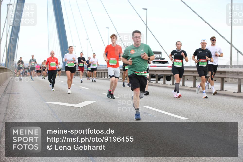 03.10.2025 - Köhlbrandbrückenlauf Lena Gebhardt http://msf.ph/oto/9196455 03.10.2025 15:26:36 Position 1 5, 5, 4 meine-sportfotos.de