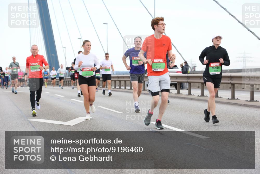03.10.2025 - Köhlbrandbrückenlauf Lena Gebhardt http://msf.ph/oto/9196460 03.10.2025 15:26:38 Position 1 9753, 9752, 8064 meine-sportfotos.de