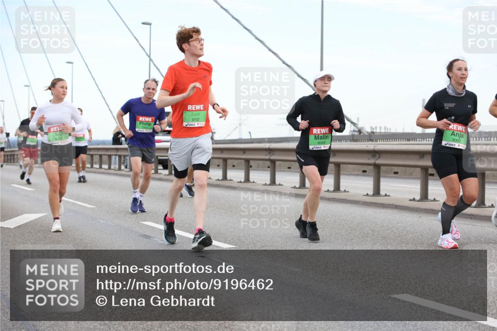 03.10.2025 - Köhlbrandbrückenlauf Lena Gebhardt http://msf.ph/oto/9196462 03.10.2025 15:26:38 Position 1 9753, 7314, 9752, 8064, 9060 meine-sportfotos.de