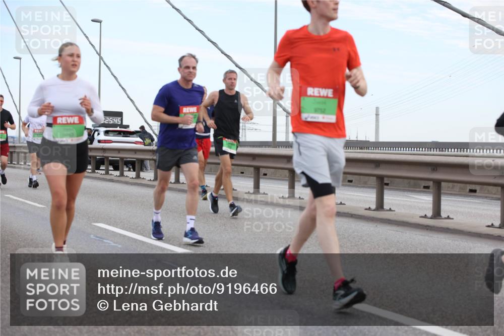 03.10.2025 - Köhlbrandbrückenlauf Lena Gebhardt http://msf.ph/oto/9196466 03.10.2025 15:26:39 Position 1 25, 45, 9753 meine-sportfotos.de