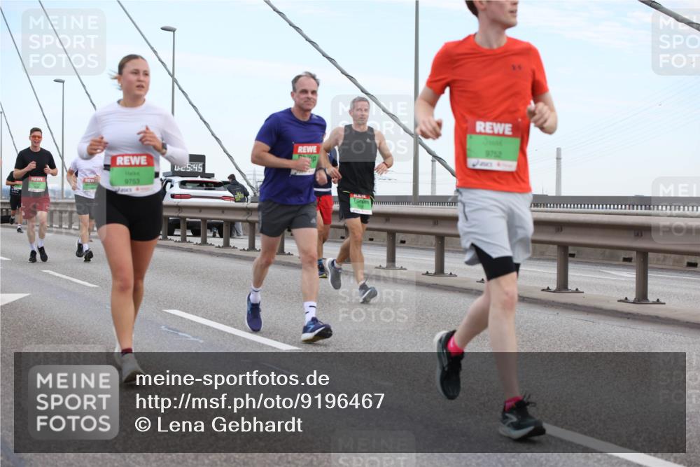 03.10.2025 - Köhlbrandbrückenlauf Lena Gebhardt http://msf.ph/oto/9196467 03.10.2025 15:26:39 Position 1 9753, 5, 45, 9752 meine-sportfotos.de