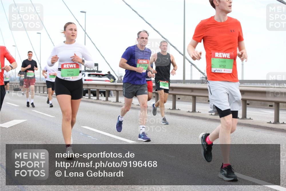 03.10.2025 - Köhlbrandbrückenlauf Lena Gebhardt http://msf.ph/oto/9196468 03.10.2025 15:26:39 Position 1 9753, 45, 911, 9752 meine-sportfotos.de