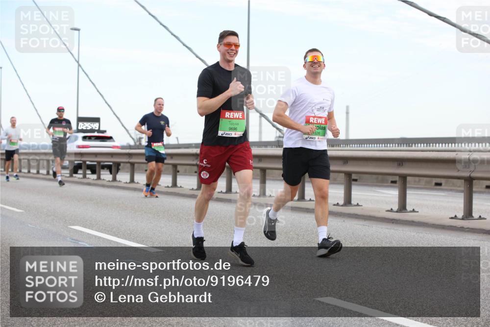 03.10.2025 - Köhlbrandbrückenlauf Lena Gebhardt http://msf.ph/oto/9196479 03.10.2025 15:26:43 Position 1 02549, 9696, 526 meine-sportfotos.de