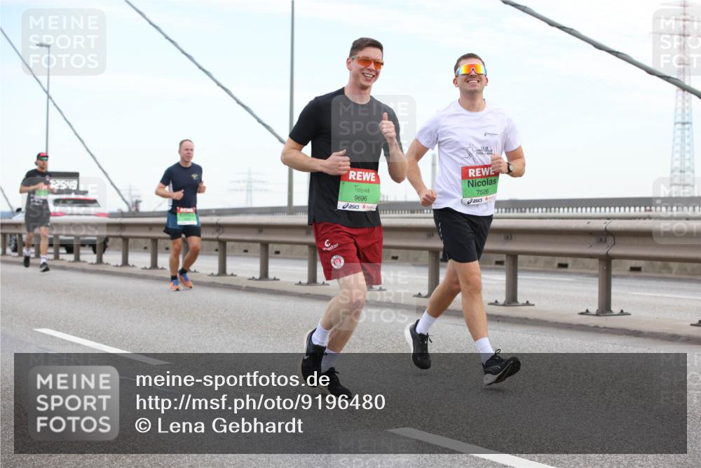 03.10.2025 - Köhlbrandbrückenlauf Lena Gebhardt http://msf.ph/oto/9196480 03.10.2025 15:26:44 Position 1 125, 49, 9696, 7526 meine-sportfotos.de